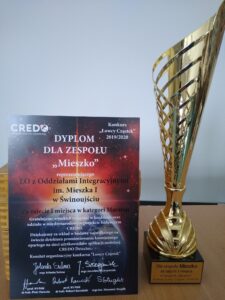 Puchary i dyplomy dla laureatów konkursu "Łowcy Cząstek"